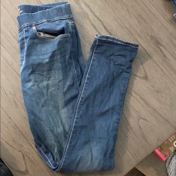 EUC Levi pull on skinny jeans